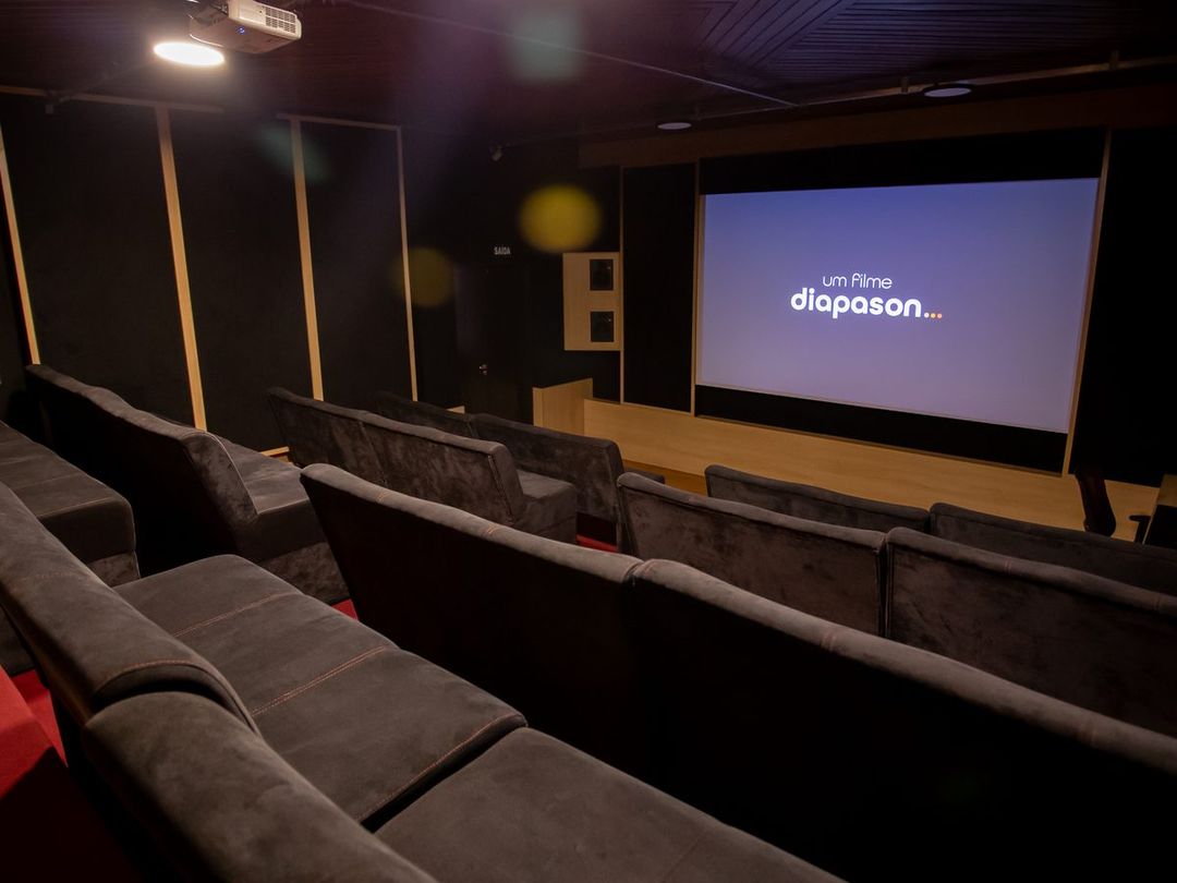 Sala de cinema do Estúdio A vista em ângulo baixo, com as poltronas em fileiras