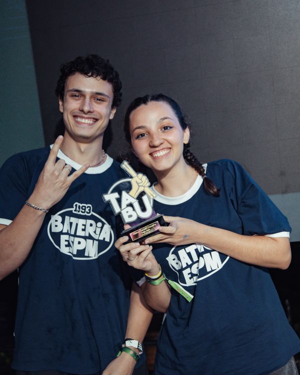 Post da Diapason no Instagram: Duas baterias.
