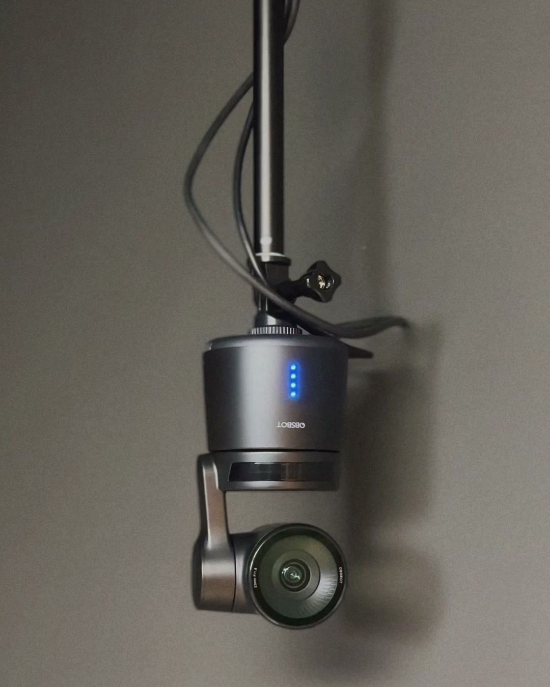 Detalhe da câmera PTZ instalada na parede do Estúdio B · M8