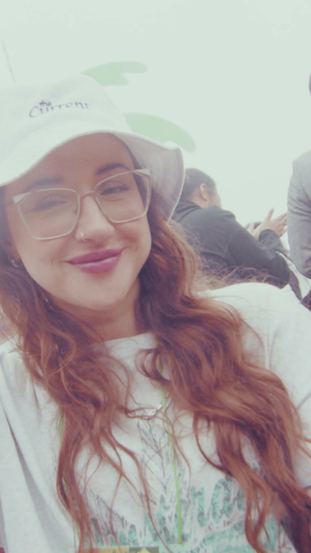 Visitante sorrindo em selfie durante a ExpoCannabis Brasil