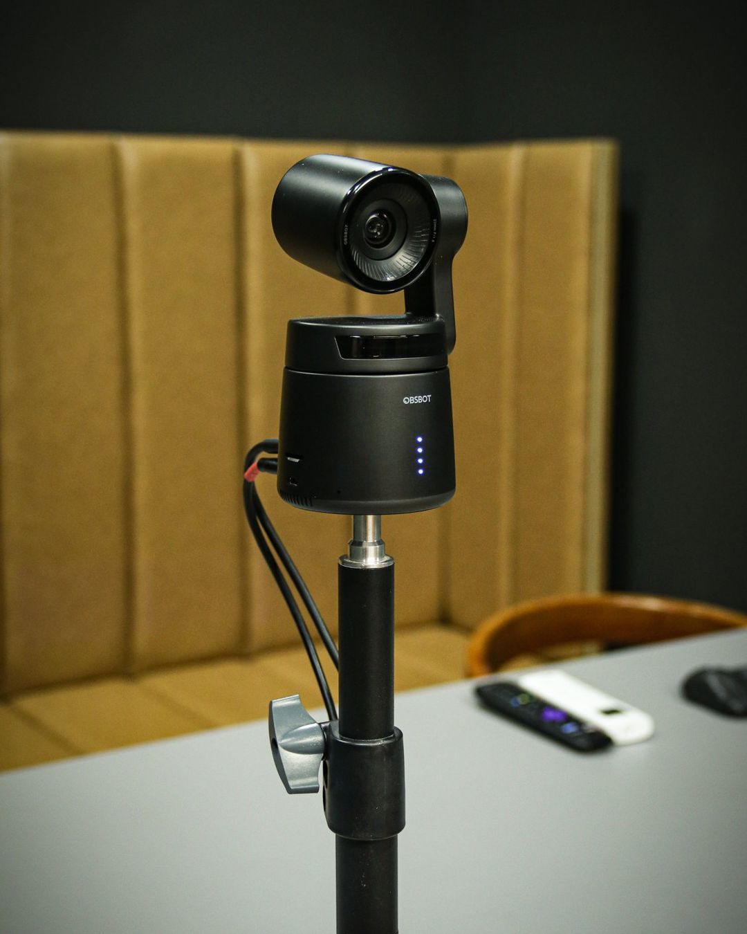 Câmera PTZ 4K sobre a mesa de podcast do Estúdio B