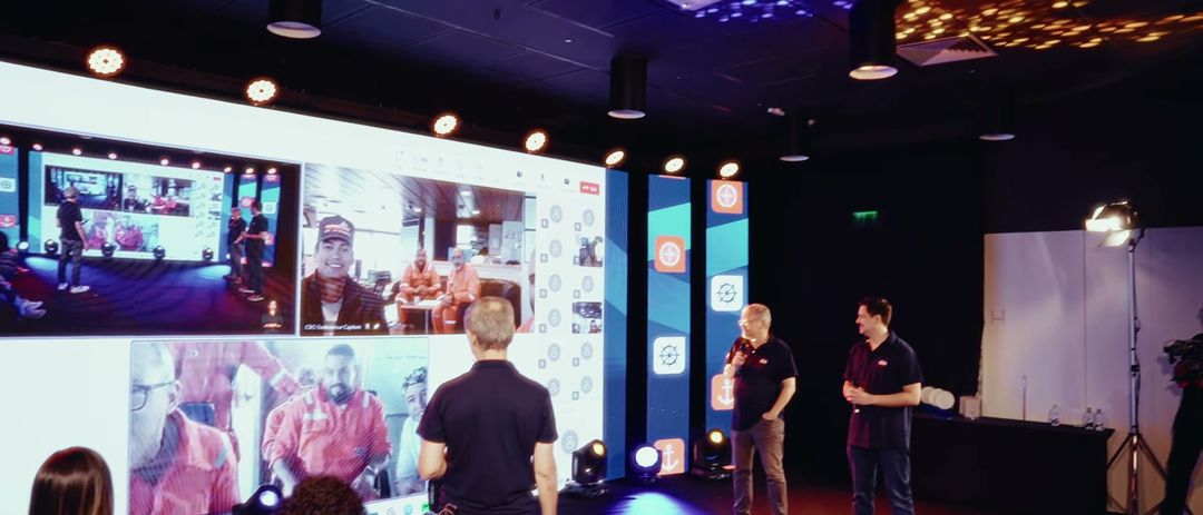 Palco da cerimônia Fita Azul do Grupo CBO, com o telão da videochamada