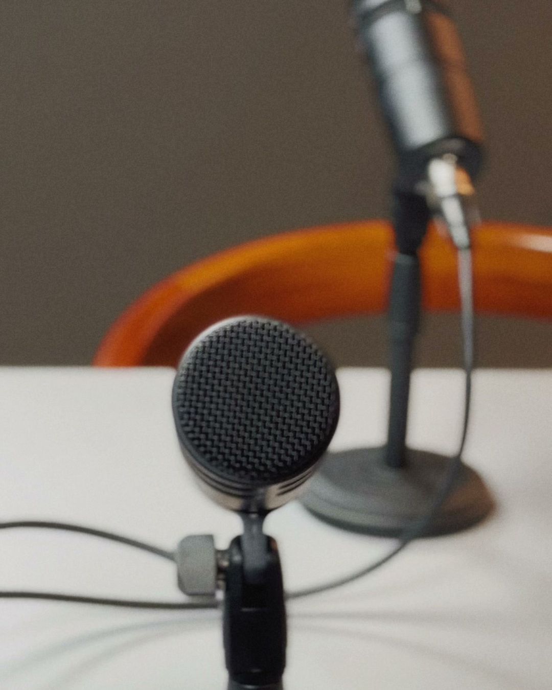Microfones dinâmicos sobre a mesa branca do Estúdio B · M8