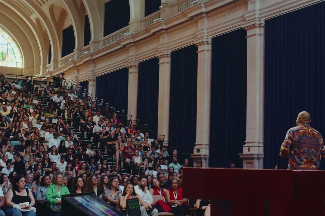 Plateia lotada sob a abóbada da Estação CCR das Artes no TEDxSãoPaulo 2025